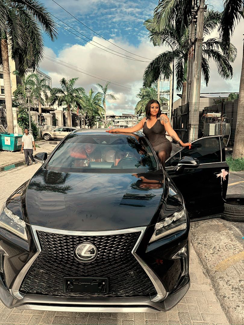 Actress Sarah Martins acquires Lexus SUV (photos)